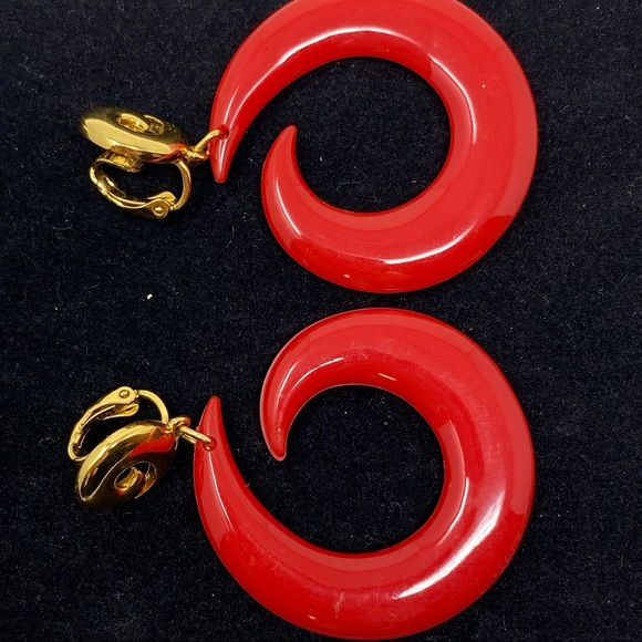 Vintage Clip On Earrings Red & Gold Swirls Funky Chunky plastic - Picture 3 of 7